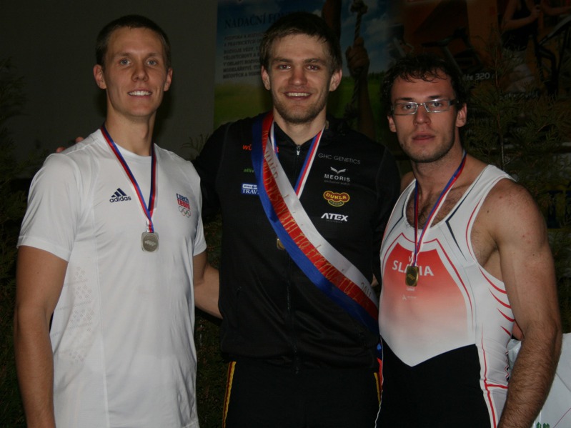 Stupně vítězů: 2. Jakub Podrazil, 1. Ondřej Synek, 3. Petr Buzrla