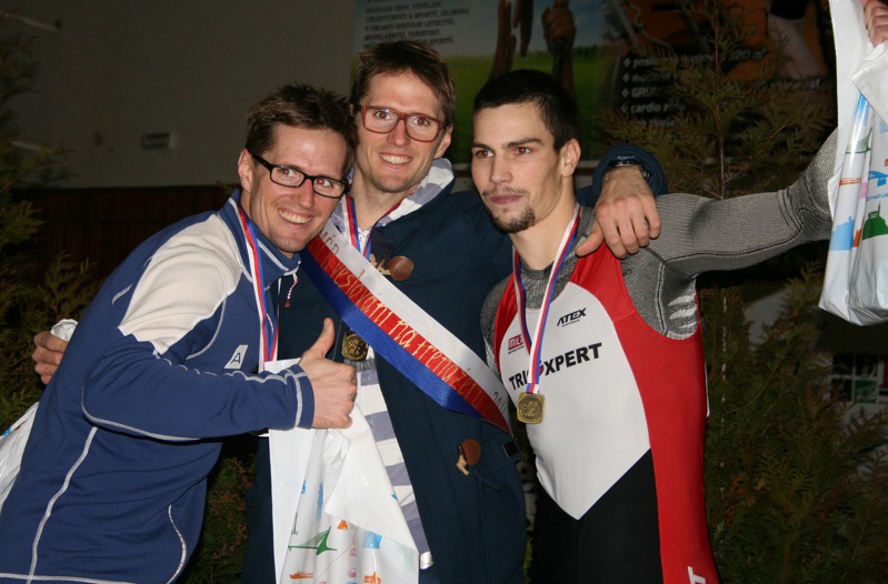 Stupně vítězů. 2. Ondřej Vetešník, 1. Jan Vetešník, 3. Milan Viktora