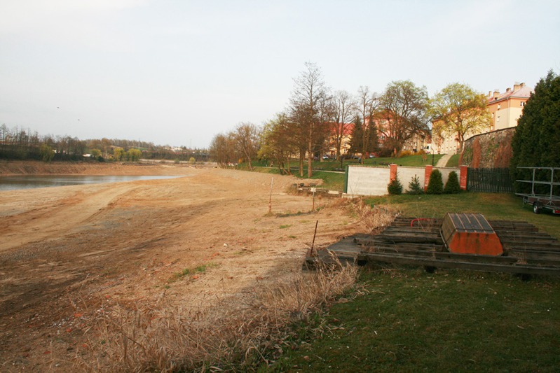 Zatím opuštěné molo táborské loděnice
