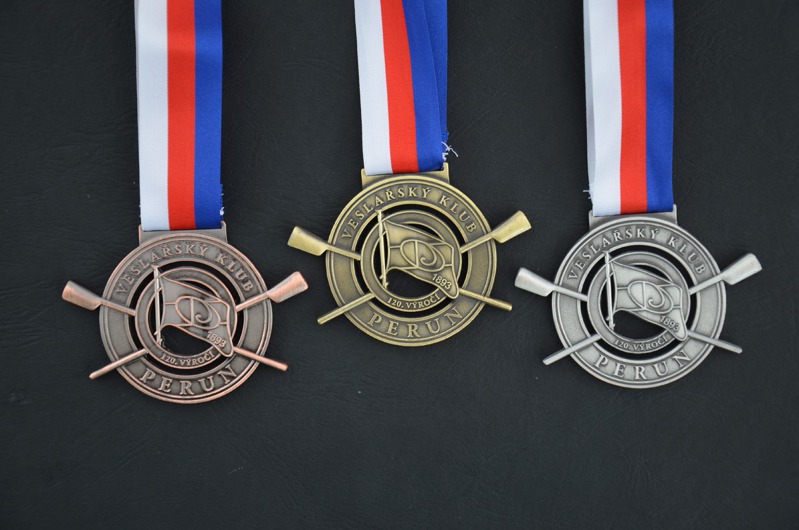 Speciální sada medailí s klubovým logem (Foto Zdeněk Paroulek) Speciální sada medailí s klubovým logem (Foto Zdeněk Paroulek)