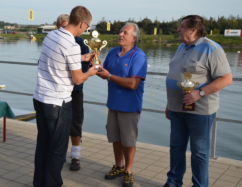 Předseda ČVS Dušan Macháček předává pohár za 1. místo Předseda ČVS Dušan Macháček předává pohár za 1. místo