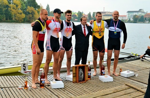 Účastníci hlavního závodu s panem starostou (Foto Zbyněk Šuma)