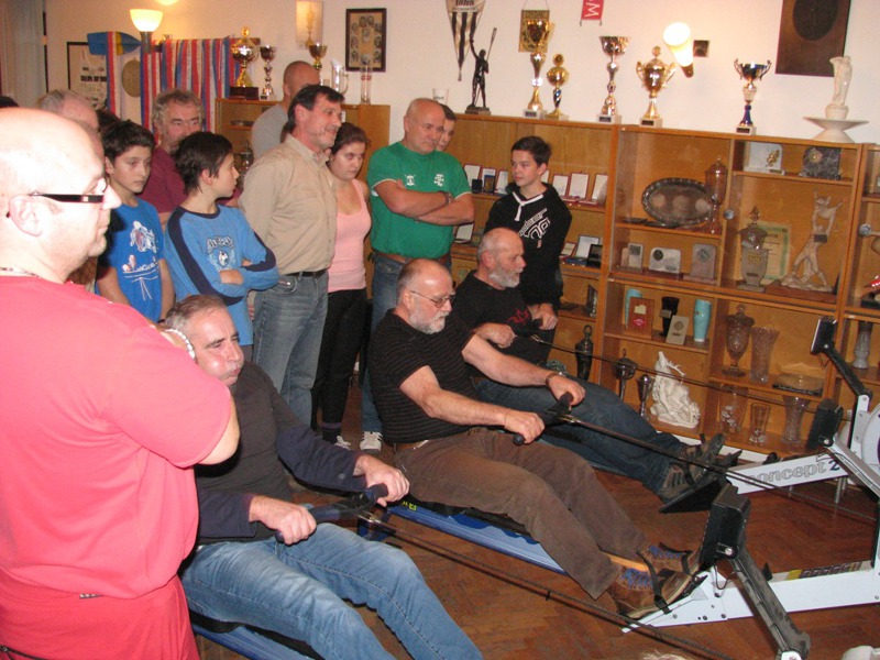 Závodilo se ve veslařské štafetě...