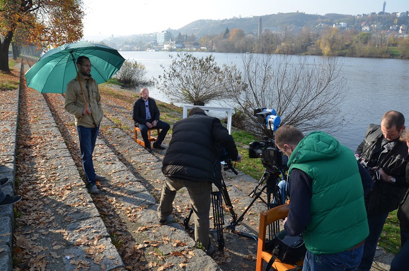Televizní štáb natáčel v loděnici VK Blesk a před ní