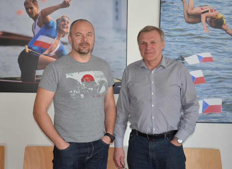 Se Zdeňkem Peckou úzce spolupracuje Václav Chalupa