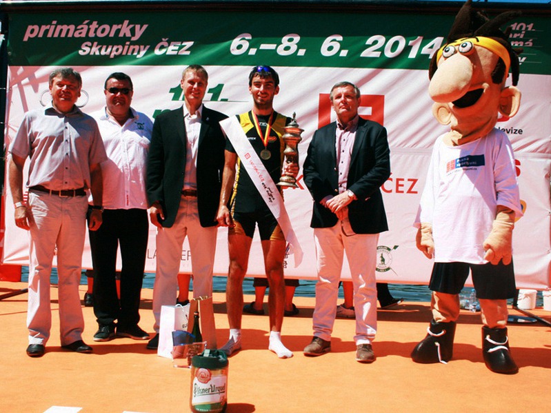 Památeční foto po převzetí trofeje (Foto Zdeněk Paroulek)