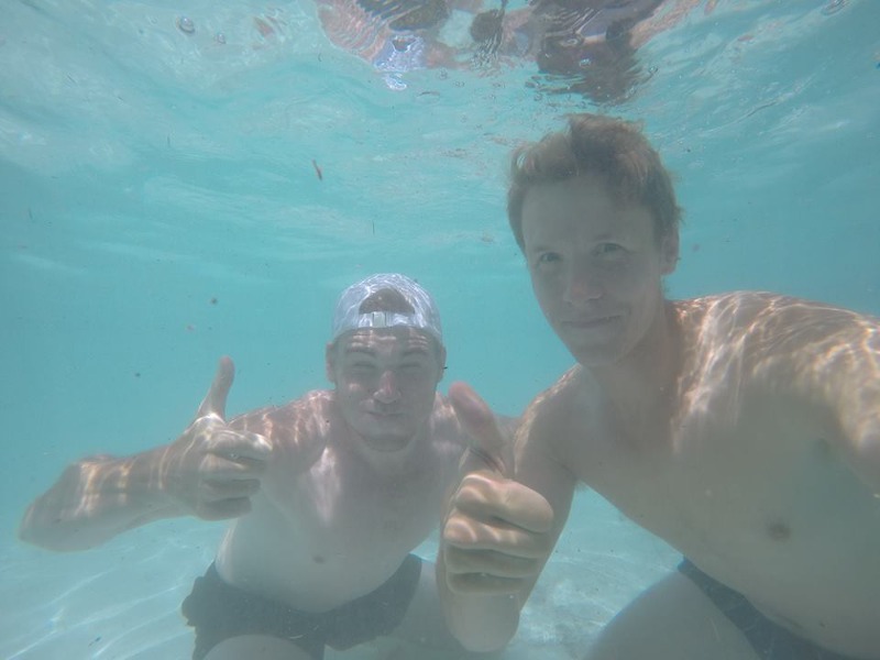 Selfie Lukáše Helešice a Jakuba Podrazila z bazénu