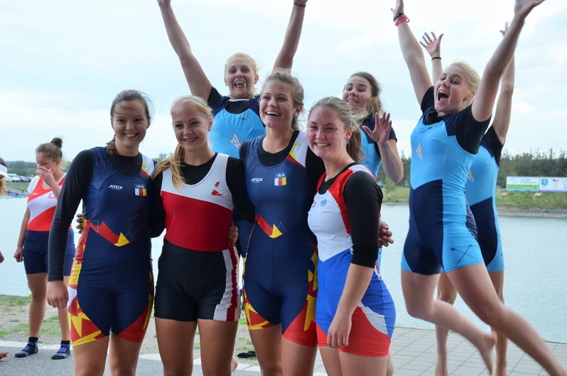 4x: Výskok stříbrných dorostenek VK Blesk (Foto Zdeněk Paroulek) 4x: Výskok stříbrných dorostenek VK Blesk (Foto Zdeněk Paroulek)