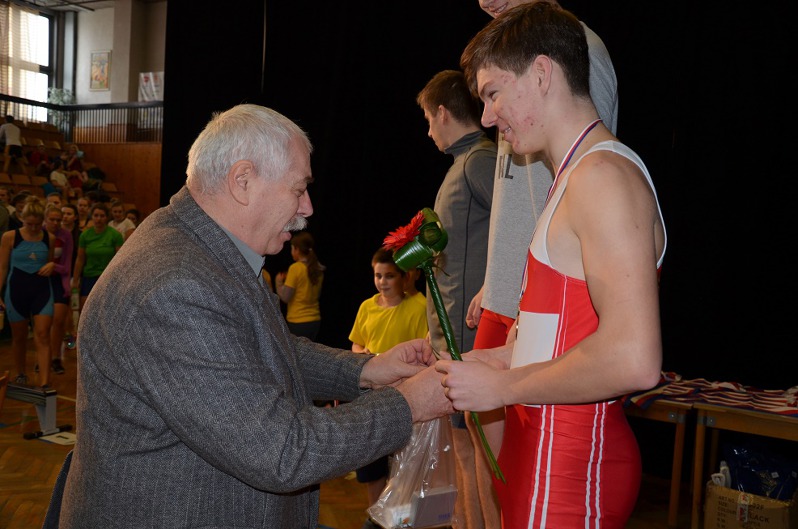 Neratovický předseda Václav Kára předává ceny Neratovický předseda Václav Kára předává ceny