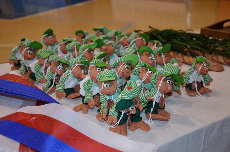 Se šerpou vítězové dostali i keramické panáčky Se šerpou vítězové dostali i keramické panáčky