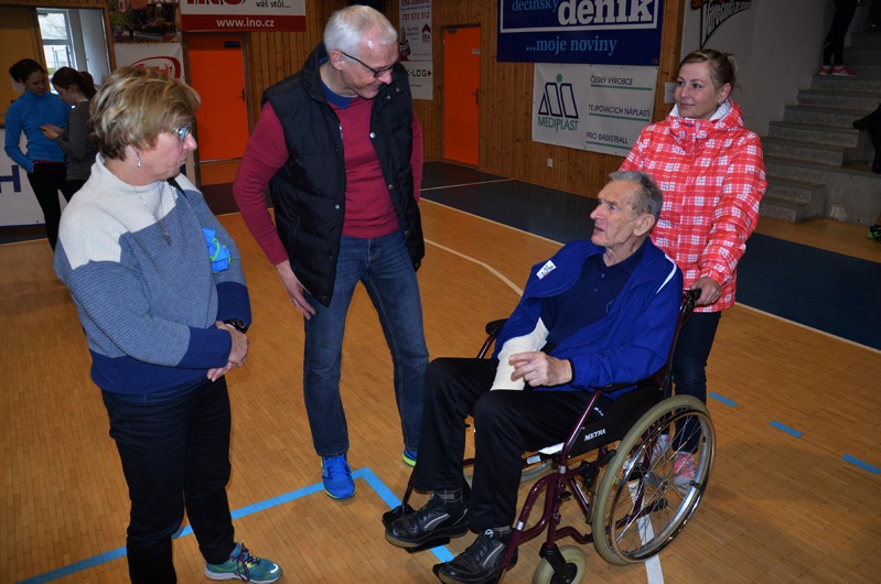 Svou návštěvou v děčínské hale udělal všem radost Svou návštěvou v děčínské hale udělal všem radost