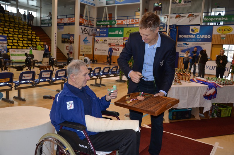 Předseda ČVS mu předává mistrovské medaile Předseda ČVS mu předává mistrovské medaile