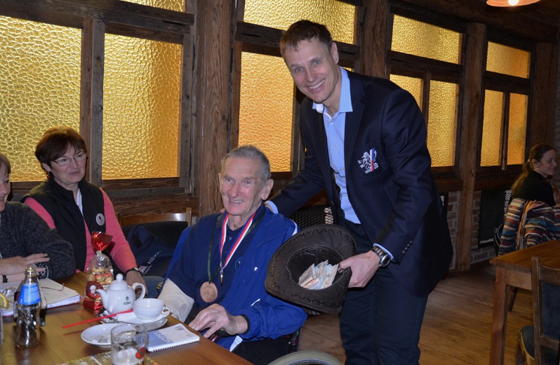 Dušan Macháček vzápětí dar předal (Foto Zdeněk Paroulek) Dušan Macháček vzápětí dar předal (Foto Zdeněk Paroulek)