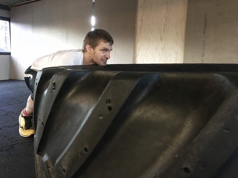 Ondra Synek s obří pneumatikou Ondra Synek s obří pneumatikou