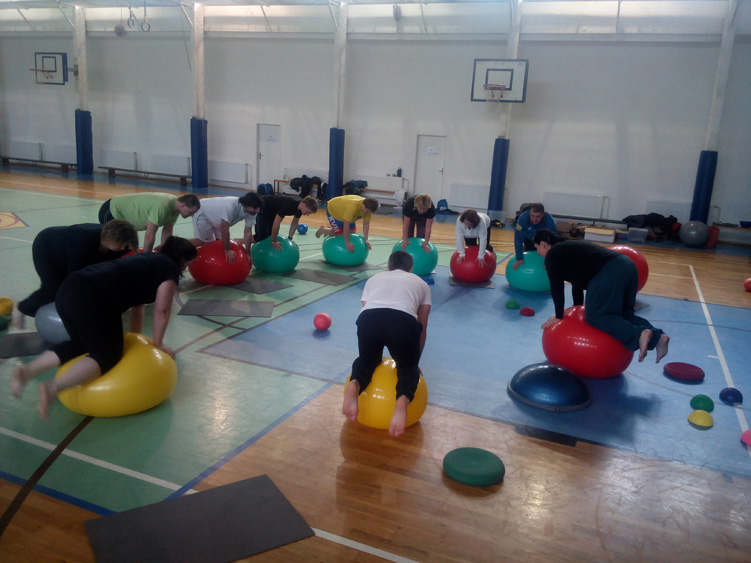 Trenéři si cvičení prakticky vyzkoušeli (Foto Tomáš Kletečka)