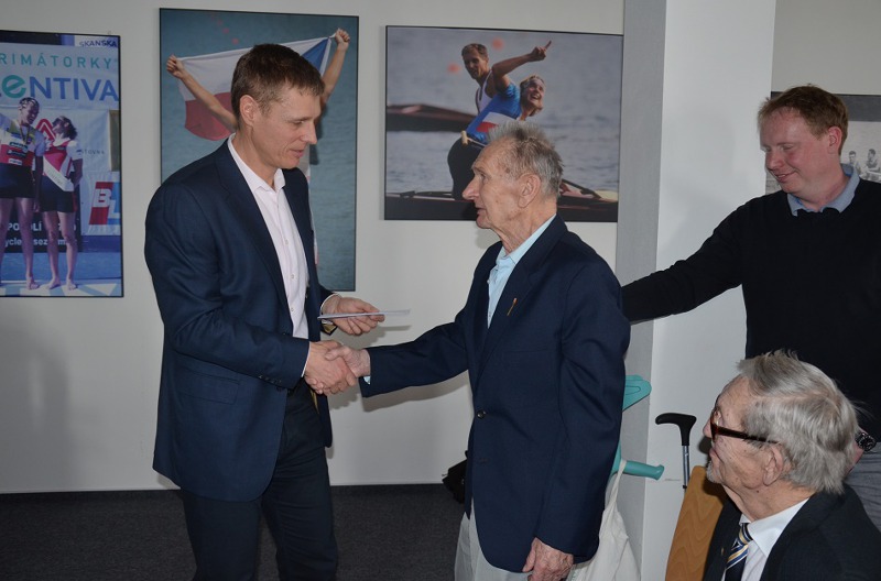 Jindřich Janus přebírá výsledek sbírky Jindřich Janus přebírá výsledek sbírky