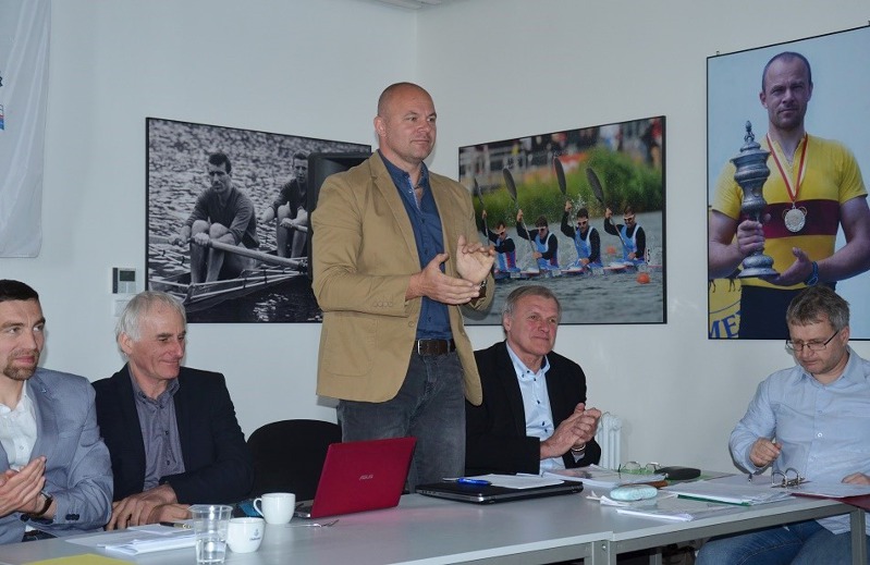 Václav Chalupa tleská Jindrovi Janusovi Václav Chalupa tleská Jindrovi Janusovi