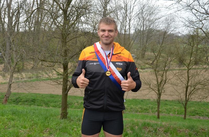 ... a s mistrovskou šerpou ... a s mistrovskou šerpou